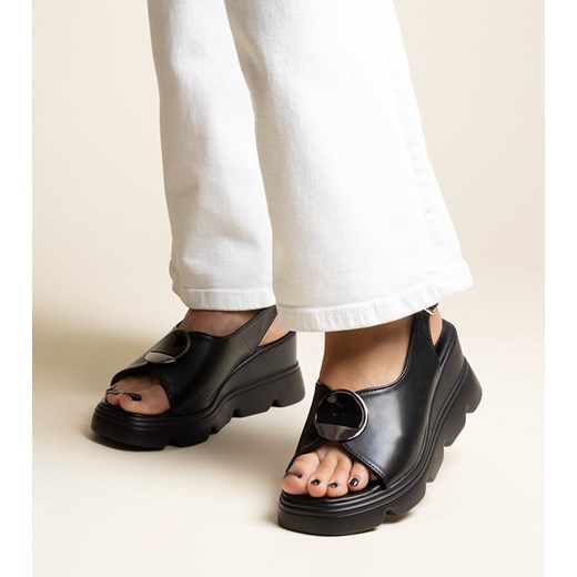 Czarne sandały na koturnie z klamerką Bayley ze sklepu gemre w kategorii Sandały damskie - zdjęcie 173000800