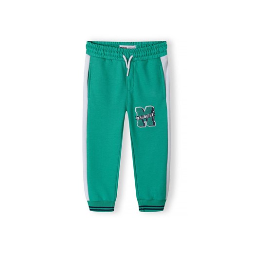 Dresowe zielone spodnie z aplikacją "M" dla chłopca Minoti 116/122 5.10.15