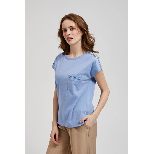 Bluzka z kieszonką błękitna ze sklepu Moodo.pl w kategorii Bluzki damskie - zdjęcie 173014892