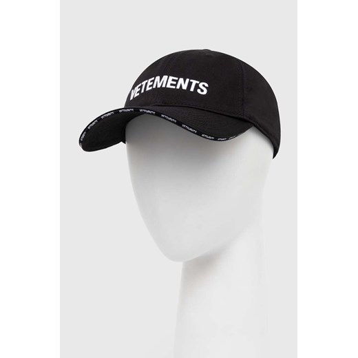 VETEMENTS czapka z daszkiem bawełniana Iconic Logo Cap kolor czarny z aplikacją UE64CA100B ze sklepu PRM w kategorii Czapki z daszkiem damskie - zdjęcie 173015473