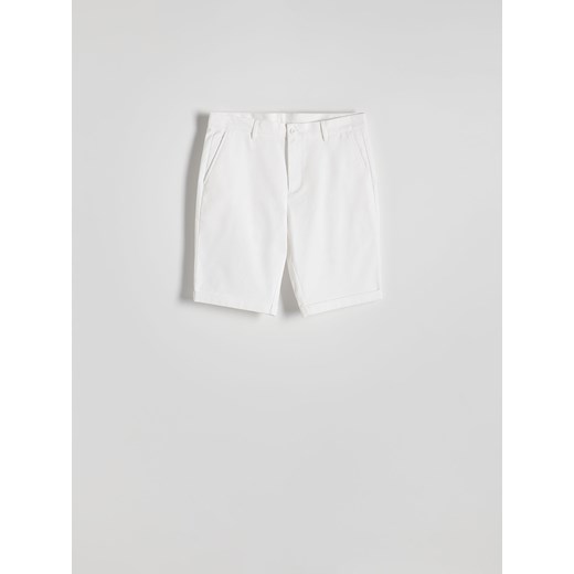 Reserved - Szorty slim fit - biały ze sklepu Reserved w kategorii Spodenki męskie - zdjęcie 173023041