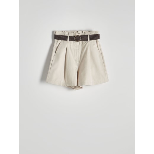 Reserved - Szorty z plecionym paskiem - beżowy Reserved S Reserved