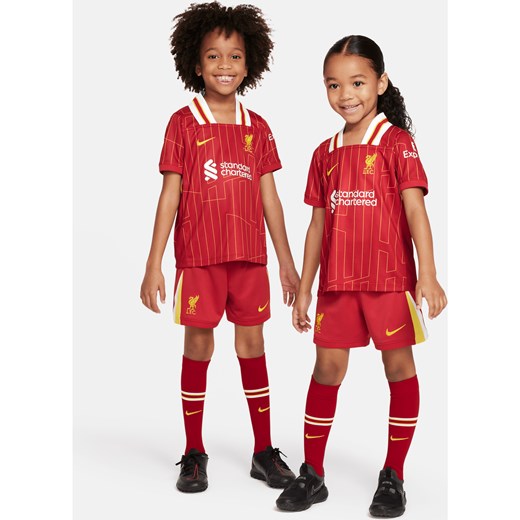 Trzyczęściowy strój piłkarski dla małych dzieci Nike Liverpool FC Stadium 2024 (wersja domowa) – replika - Czerwony ze sklepu Nike poland w kategorii Komplety chłopięce - zdjęcie 173032472