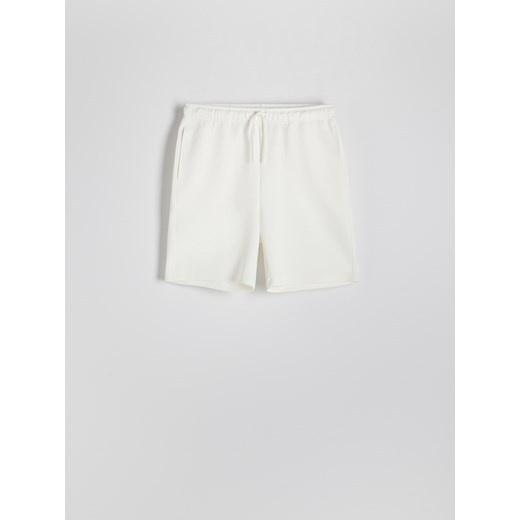 Reserved - Dresowe szorty regular fit - złamana biel ze sklepu Reserved w kategorii Spodenki męskie - zdjęcie 173117083