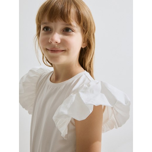 Reserved - Bawełniany t-shirt z falbanką - złamana biel ze sklepu Reserved w kategorii Bluzki dziewczęce - zdjęcie 173117272