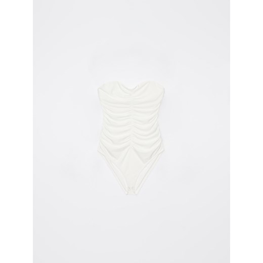 Mohito - Body z marszczeniami - biały ze sklepu Mohito w kategorii Bluzki damskie - zdjęcie 173125491
