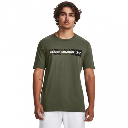 Męski t-shirt z nadrukiem Under Armour UA Camo Chest Stripe SS - zielony ze sklepu Sportstylestory.com w kategorii T-shirty męskie - zdjęcie 173134482