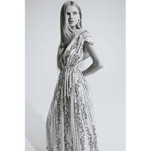 Sukienka H & M na wiosnę oversize z dekoltem w serek 