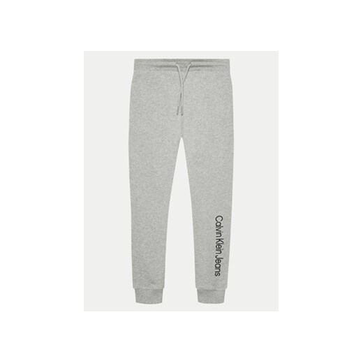 Calvin Klein Jeans Spodnie dresowe IU0IU00604 Szary Regular Fit ze sklepu MODIVO w kategorii Spodnie chłopięce - zdjęcie 173138933