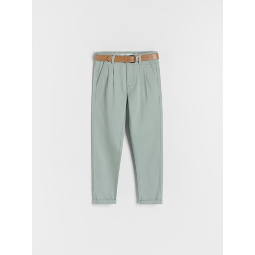 Reserved - Strukturalne spodnie chino z paskiem - jasnozielony ze sklepu Reserved w kategorii Spodnie chłopięce - zdjęcie 173140131