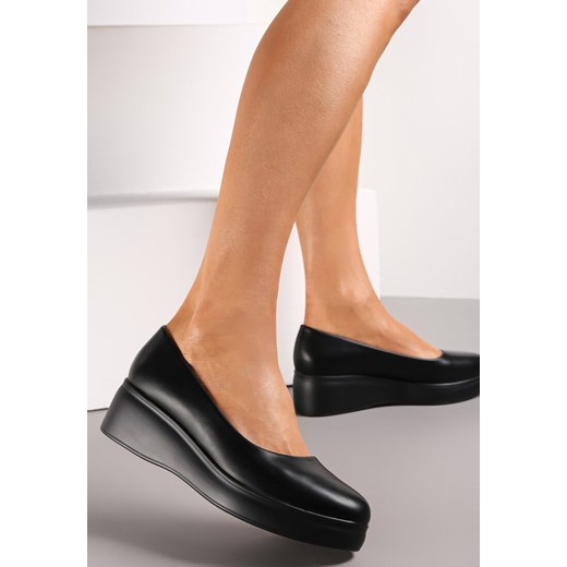 Czarne Czółenka na Niewysokim Koturnie Arrington Renee 41 renee.pl