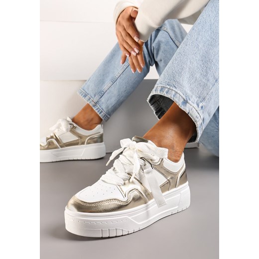 Biało-Złote Sneakersy na Niskiej Platformie z Zawieszką i Ozdobnymi Sznurówkami Salam ze sklepu renee.pl w kategorii Buty sportowe damskie - zdjęcie 173214573