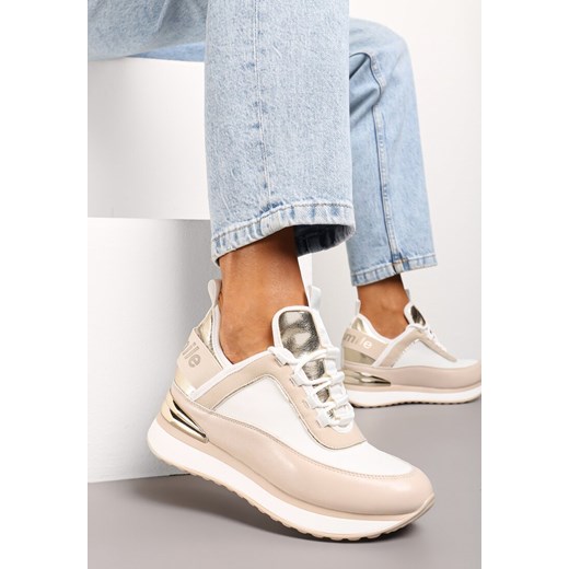 Beżowo-Białe Sneakersy z Metaliczną Wstawką i Ozdobnym Napisem na Ukrytym Koturnie Alivewna ze sklepu renee.pl w kategorii Buty sportowe damskie - zdjęcie 173231062