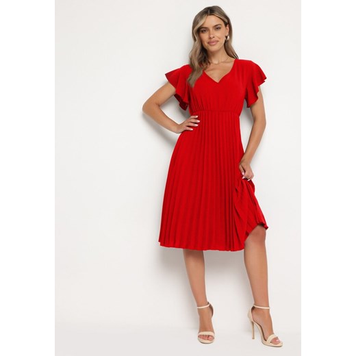 Czerwona Sukienka Plisowana o Rozkloszowanym Fasonie i Trójkątnym Dekolcie Rissara ze sklepu Born2be Odzież w kategorii Sukienki - zdjęcie 173285802