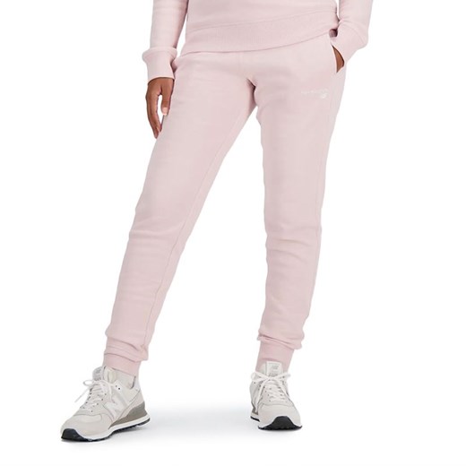Spodnie dresowe New Balance WP03805SOI - różowe ze sklepu streetstyle24.pl w kategorii Spodnie damskie - zdjęcie 173286521