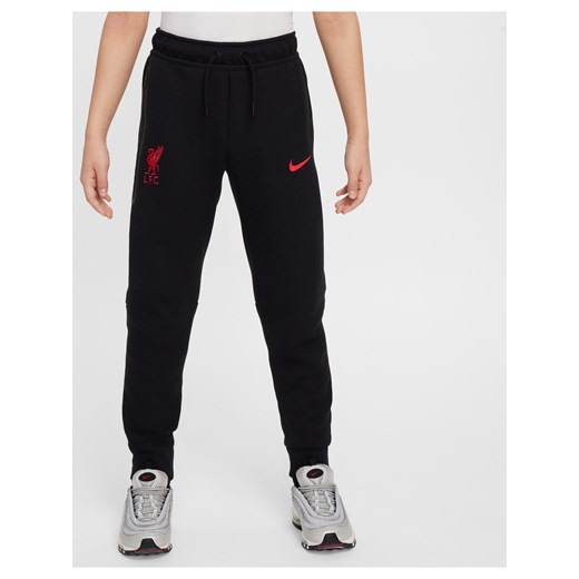 Spodnie piłkarskie dla dużych dzieci (chłopców) Nike Liverpool F.C. Tech Fleece - Czerń ze sklepu Nike poland w kategorii Spodnie chłopięce - zdjęcie 173289363