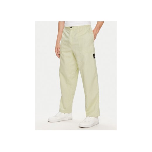 Calvin Klein Jeans Spodnie materiałowe J30J325126 Zielony Regular Fit ze sklepu MODIVO w kategorii Spodnie męskie - zdjęcie 173292744