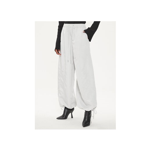 Gestuz Spodnie materiałowe 10908112 Szary Relaxed Fit ze sklepu MODIVO w kategorii Spodnie damskie - zdjęcie 173292941