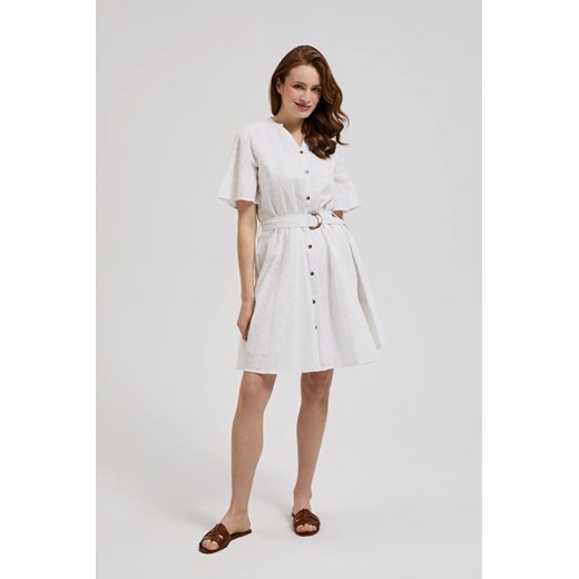Sukienka zapinana na guziki z paskiem biała ze sklepu Moodo.pl w kategorii Sukienki - zdjęcie 173296071