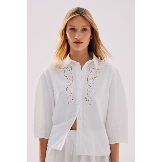 H & M - Bluzka z haftem angielskim - Biały ze sklepu H&M w kategorii Koszule damskie - zdjęcie 173321123
