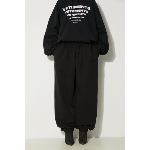 VETEMENTS spodnie dresowe Embroidered Logo kolor czarny gładkie UE64SP400B ze sklepu PRM w kategorii Spodnie damskie - zdjęcie 173325161