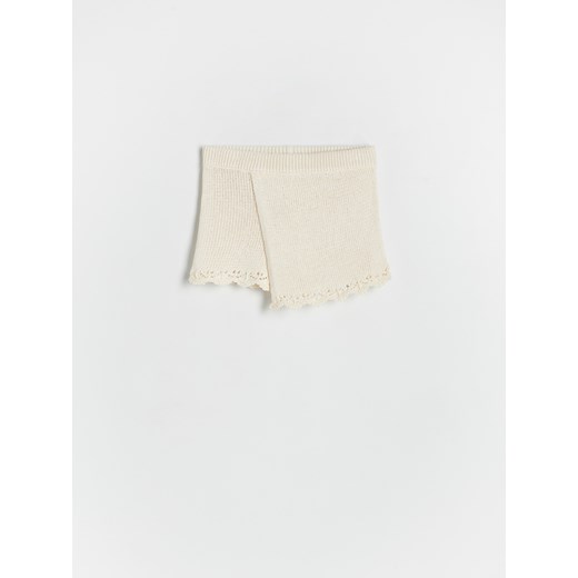 Reserved - Dzianinowe szorty - złamana biel ze sklepu Reserved w kategorii Spodenki dziewczęce - zdjęcie 173354322