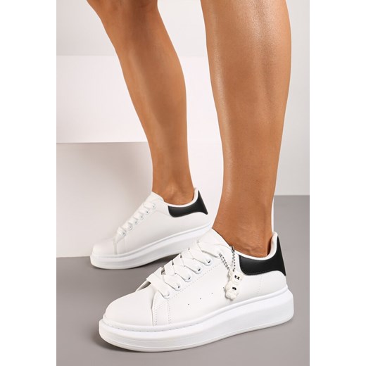 Biało-Czarne Klasyczne Sneakersy z Ozdobną Zawieszką Tenevia ze sklepu born2be.pl w kategorii Buty sportowe damskie - zdjęcie 173365501