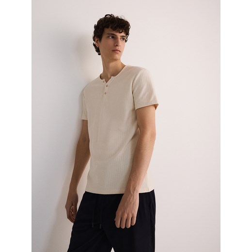 Reserved - Bawełniany t-shirt henley - złamana biel ze sklepu Reserved w kategorii T-shirty męskie - zdjęcie 173369520