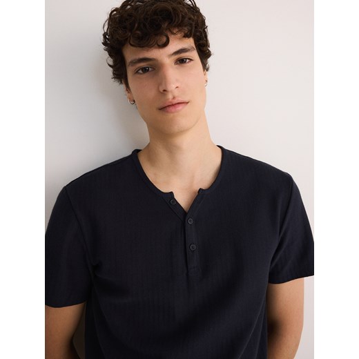 Reserved - Bawełniany t-shirt henley - granatowy ze sklepu Reserved w kategorii T-shirty męskie - zdjęcie 173369524