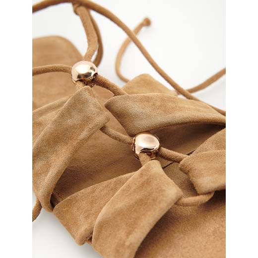 Reserved - Zamszowe sandały - brązowy ze sklepu Reserved w kategorii Sandały damskie - zdjęcie 173389543