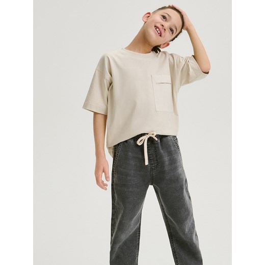 Reserved - Elastyczne jeansy jogger - jasnoszary ze sklepu Reserved w kategorii Spodnie chłopięce - zdjęcie 173400902