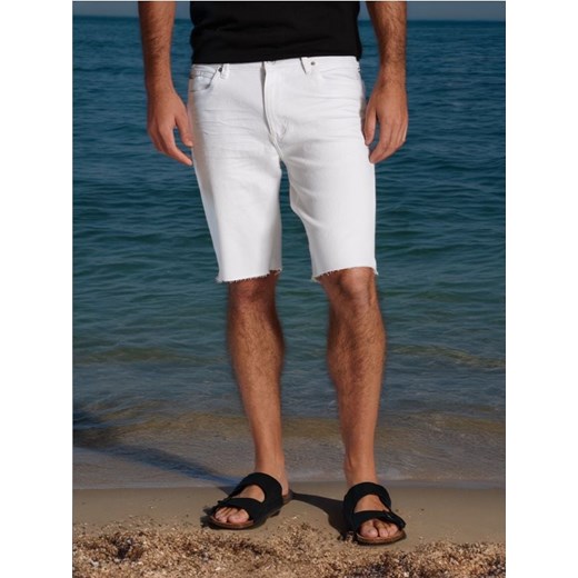 Sinsay - Szorty jeansowe slim - biały ze sklepu Sinsay w kategorii Spodenki męskie - zdjęcie 173403621
