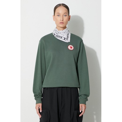 Fjallraven bluza bawełniana 1960 Logo Badge Sweater damska kolor zielony z aplikacją  F87230 ze sklepu PRM w kategorii Bluzy damskie - zdjęcie 173407982