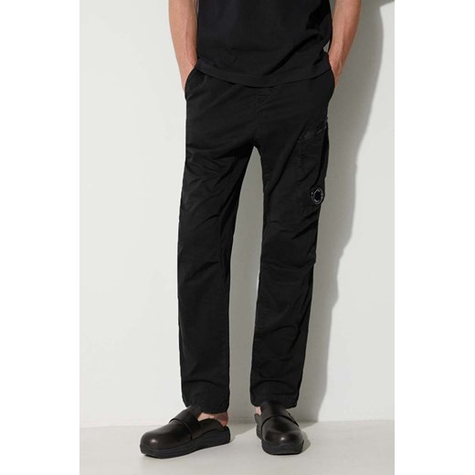 C.P. Company spodnie STRETCH SATEEN REGULAR PANTS męskie kolor czarny w fasonie cargo 15CMPA111A005529G ze sklepu PRM w kategorii Spodnie męskie - zdjęcie 173408342