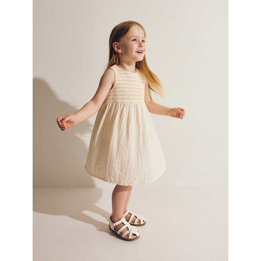 Reserved - Sukienka z ażurową górą - kremowy ze sklepu Reserved w kategorii Sukienki dziewczęce - zdjęcie 173412540