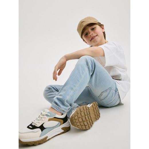 Reserved - Jeansy slim fit z przetarciami - niebieski ze sklepu Reserved w kategorii Spodnie chłopięce - zdjęcie 173422012