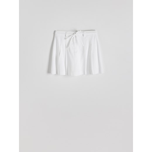 Reserved - Szorty imitujące spódnicę - złamana biel ze sklepu Reserved w kategorii Szorty - zdjęcie 173443051