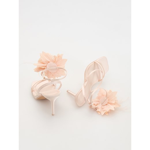 Reserved - Sandały na szpilce z ozdobą - kremowy Reserved 39 Reserved