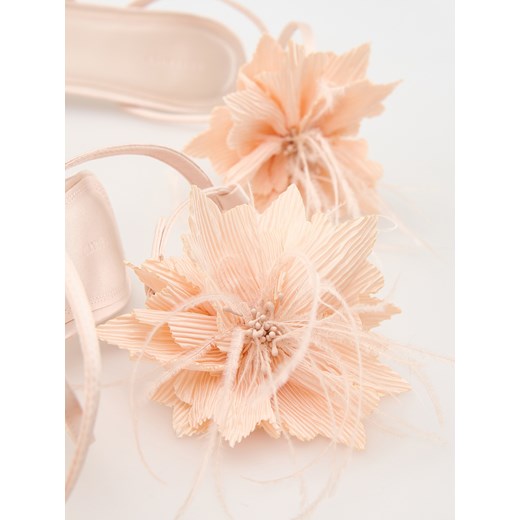 Reserved - Sandały na szpilce z ozdobą - kremowy Reserved 39 Reserved