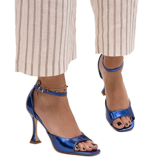 Błyszczące sandały na szpilce z paskiem Delinda niebieskie ze sklepu ButyModne.pl w kategorii Sandały damskie - zdjęcie 173462060