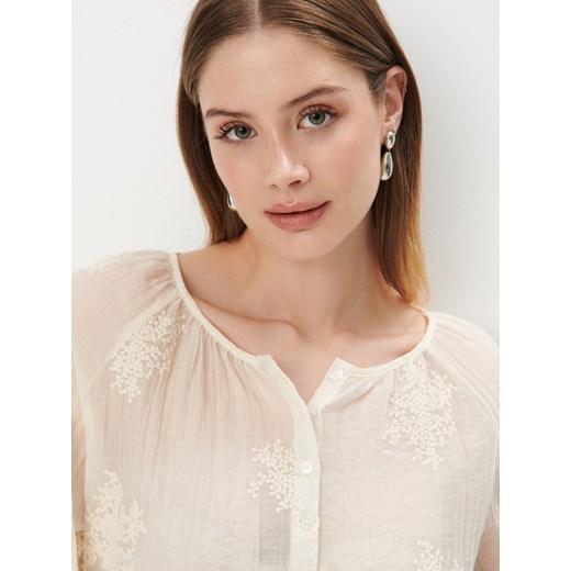 Bluzka damska Mohito beżowa z długimi rękawami z okrągłym dekoltem 