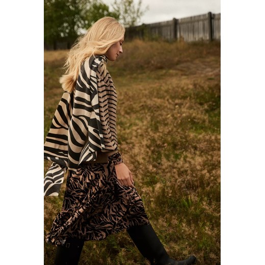 Dwukolorowy szalik ze sklepu Moodo.pl w kategorii Szaliki i chusty damskie - zdjęcie 173472781