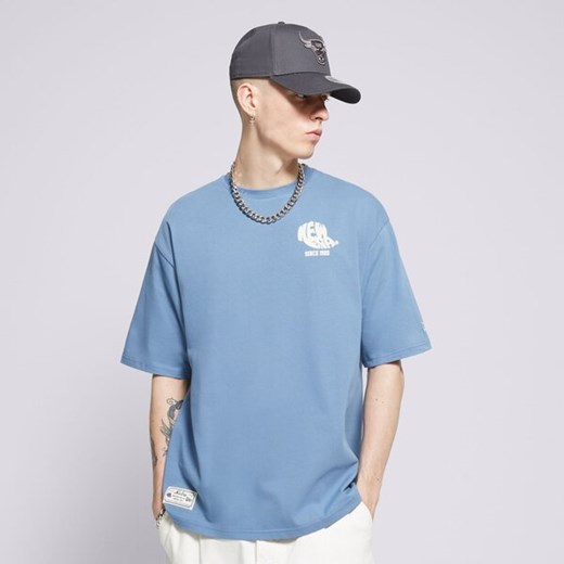 NEW ERA T-SHIRT NE GRPHC BP OS NONE ze sklepu Sizeer w kategorii T-shirty męskie - zdjęcie 173509721