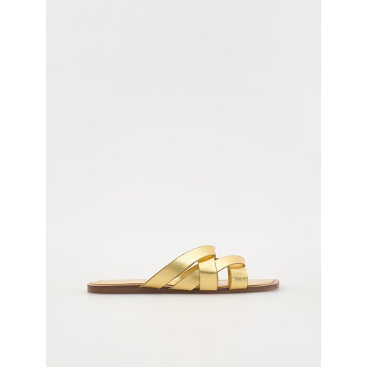 Reserved - Skórzane klapki z metalicznym efektem - złoty ze sklepu Reserved w kategorii Klapki damskie - zdjęcie 173511032