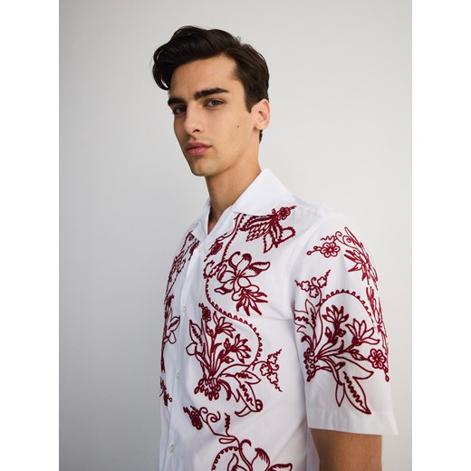 Reserved - Koszula relaxed fit z haftem - biały ze sklepu Reserved w kategorii Koszule męskie - zdjęcie 173511231