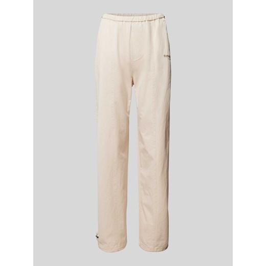 Spodnie materiałowe z prostą nogawką i wyhaftowanym logo ze sklepu Peek&Cloppenburg  w kategorii Jeansy damskie - zdjęcie 173514080