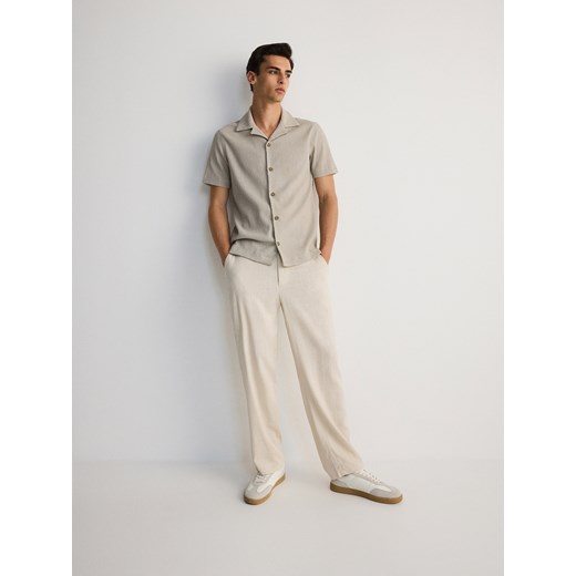 Reserved - Spodnie loose z domieszką lnu - beżowy ze sklepu Reserved w kategorii Spodnie męskie - zdjęcie 173519740