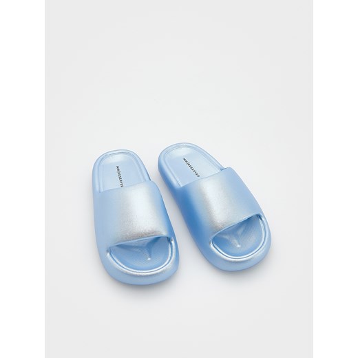Reserved - Klapki z połyskiem - jasnoniebieski ze sklepu Reserved w kategorii Klapki dziecięce - zdjęcie 173521074