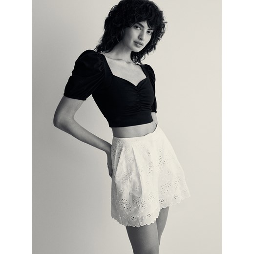 Białe szorty Reserved na lato 