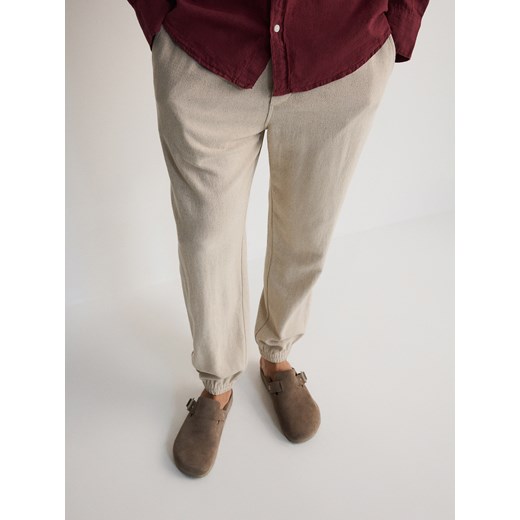Reserved - Spodnie joggery z lnem - beżowy ze sklepu Reserved w kategorii Spodnie męskie - zdjęcie 173606784